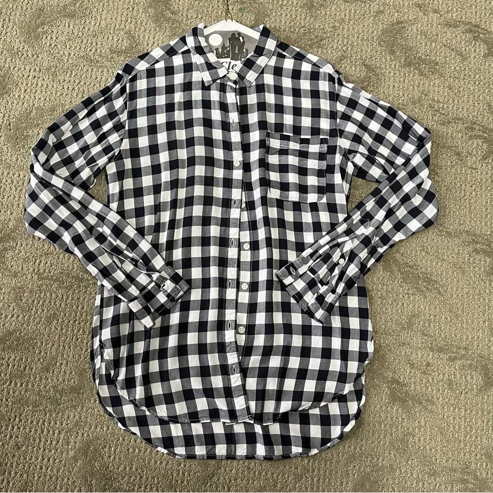 EUC Women's Abercrombie and Fitch Button Down Top size Small